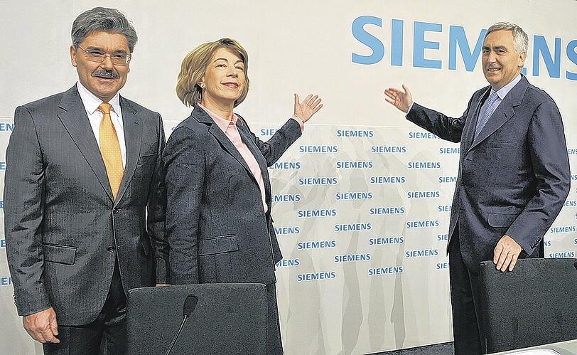 Türkisgrün ist die Zukunft: Siemens-Finanzchef Joe Kaeser, Einkaufsvorstand Barbara Kux und Vorstandschef Peter Löscher erfreuen sich am Schriftzug ihres Unternehmens.