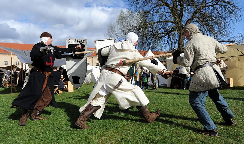 Verkleidete Ritter kämpfen am Samstag (07.04.2012) in der Zitadelle Spandau in Berlin miteinander. Beim Oster-Ritter-Spectaculum erwacht auf der Zitadelle Spandau zu Ostern mittelalterliches Leben. Bei Ritterturnieren und anderen Kampfspielen bestaunen die großen und kleinen Besucher den Mut und die Geschicklichkeit der tapferen Recken.