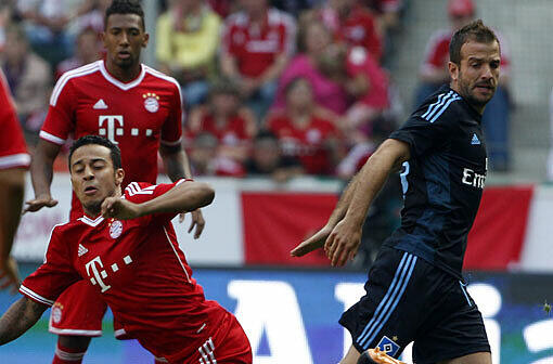 Beim Telekom-Cup: Thiago gegen van der Vaart. Die Bilder vom Spiel