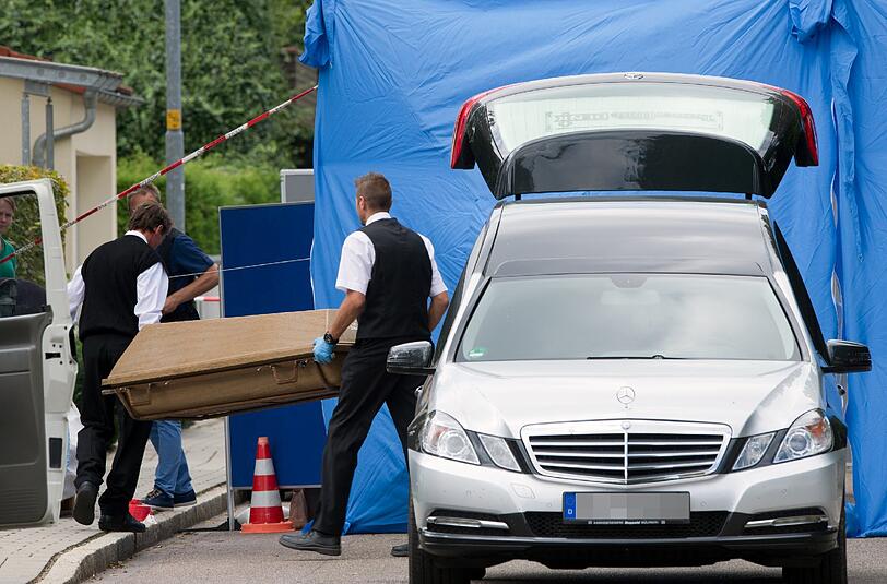 Der Tatort: Am Nachmittag wird die Leiche des 50-jährigen Opfers wird abtransportiert.