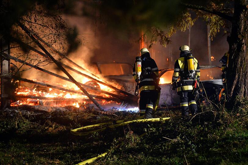 Brand auf einem Bauernhof in Aying: Wertvolle Oldtimer sind durch die Flammen in einer Lagerhalle völlig zerstört worden. Die Bilder.