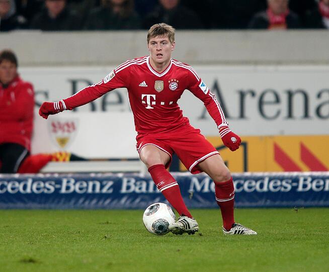 TONI KROOS - NOTE 4 - Das Umspannwerk. Von Manchester United begehrt, in Stuttgart mit britischer Härte. Von Pep früh ausgewechselt (59.), pfefferte frustriert die Handschuhe weg.