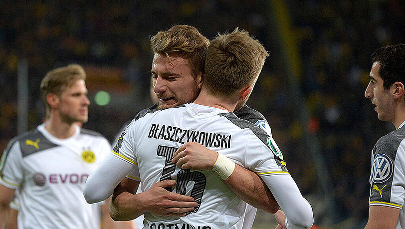 Durchatmen bei Dortmunds Immobile und Blaszczykowski nach dem zähen 2:0 gegen Drittligist Dynamo Dresden. Durchatmen bei Dortmunds Immobile und Blaszczykowski nach dem zähen 2:0 gegen Drittligist Dynamo Dresden.