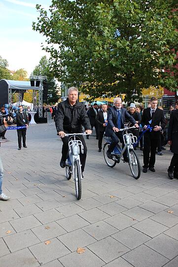 OB Dieter Reiter macht eine Probefahrt mit einem der neuen MVG-Räder.