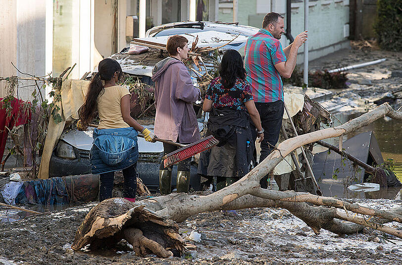 Aufräumen nach dem Hochwasser: Nasser Müll, Schlamm und Wasser soweit das Auge reicht. Die Bilder aus Simbach am Inn, Triftern und weiteren Gemeinden.