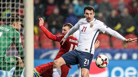 Ein klassischer Innenverteidiger, zuletzt aber ohne einen Verein: Der Norweger Vegard Forren (r.)