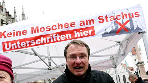 Michael Stürzenberger an einem seiner Infostände. Für Aufsehen sorgte...