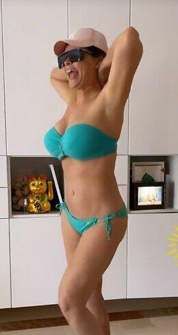 Unter der Cap sind doch tatsächlich dunkle Haare bei Daniela Katzenberger zu sehen.