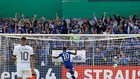 Schalkes Rodrigo Salazar jubelt nach einem Tor vor den eigenen Fans.
