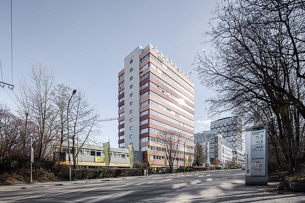 Dieses Hochhaus wird eingehaust. Dieses Hochhaus wird eingehaust.