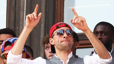 Bayerns Thomas Müller jubelt auf dem Rathaus-Balkon.