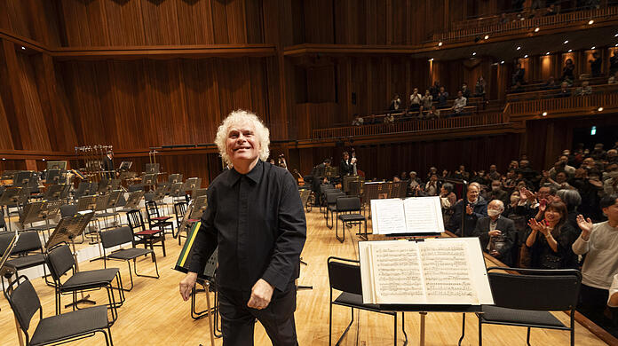 Die Musiker des BR-Symphonieorchesters haben das Podium bereits verlassen, nur Simon Rattle lässt sich nach dem Konzert in Osaka noch beklatschen.