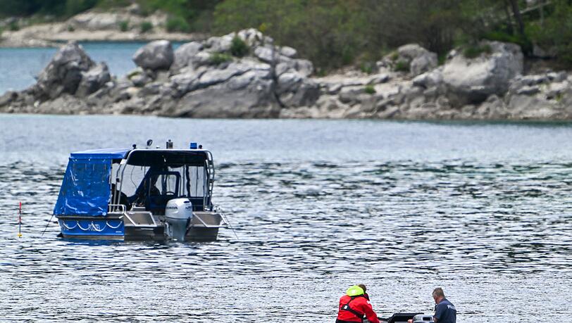 Die Polizei will bei der Vermissten-Suche auf dem Eibsee eine Fachfirma hinzuziehen.