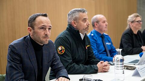 Bei einer Pressekonferenz gaben die Ermittler Details zu dem Feuer bekannt.