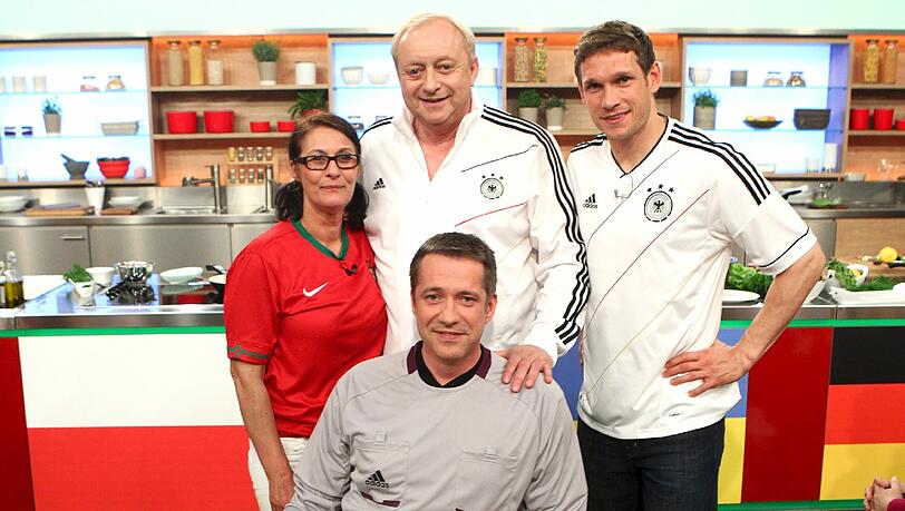 Deutschland gegen Portugal am Herd (von links): Kandidatin Lena Rocha, Moderator Alfons Schuhbeck, Moritz Volz, und (vorne) Juror Alexander Herrmann. Deutschland gegen Portugal am Herd (von links): Kandidatin Lena Rocha, Moderator Alfons Schuhbeck, Moritz Volz, und (vorne) Juror Alexander Herrmann.