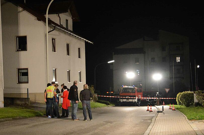 In einem Wohnhaus gegenüber des Veldener Rathauses sind am Montagabend mehrere Schüsse gefallen. Die Einsatzkräfte sichern den Tatort.