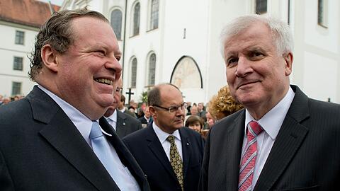 Horst Seehofer (r.) und der Sohn von Franz Josef Strauß, Maximilian Josef Strauß unterhalten vor der Pfarrkirche in Rott am Inn.