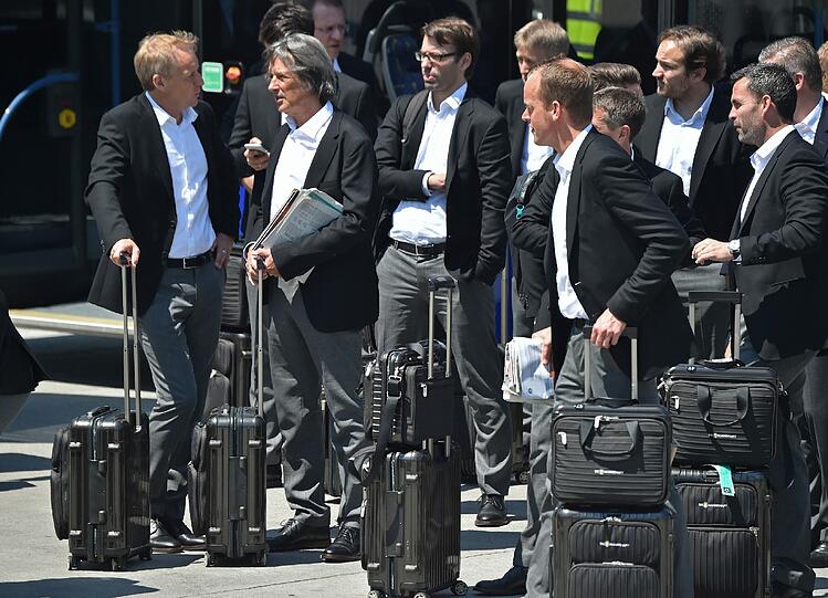 Teile des Trainerteams der Nationalmannschaft kurz vor dem Abflug am Flughafen Frankfurt/Main.