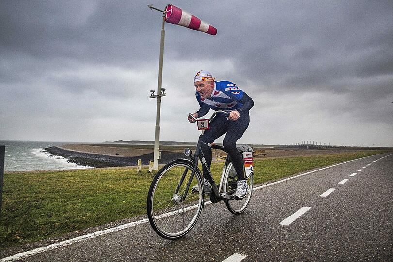 Beim Event "Cycling against te wind" in Holland strampeln sich die Radler ganz schön ab.