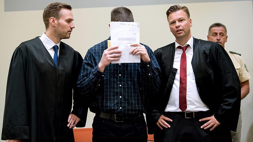 Der Angeklagte Philipp K. (M.) mit seinen Anwälten David Mühlberger (l.) und Sascha Marks.