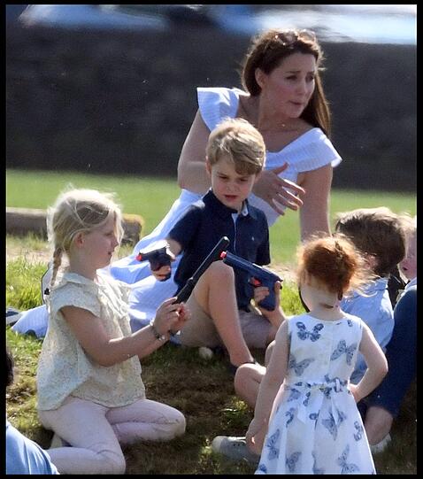 Mama Kate duldet es: Prinz George spielt mit einer Plastik-Pistole.