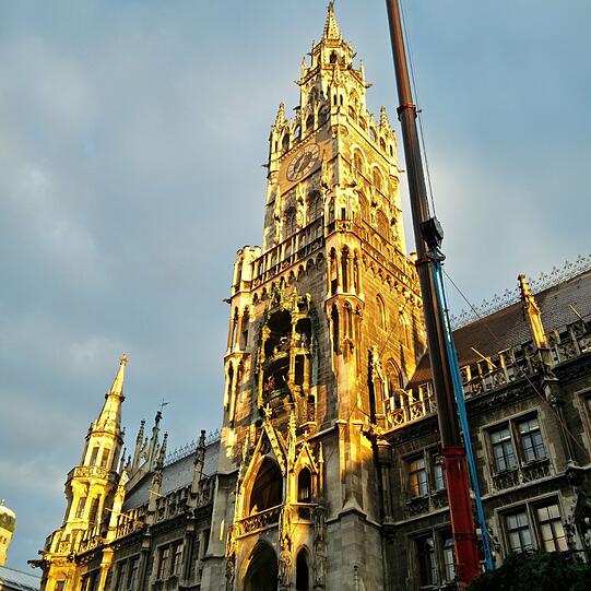 Das Rathaus erstrahlt, es freut sich wohl schon.
