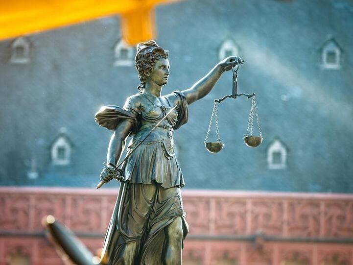 Eine Justitia-Figur hält eine Waage in der linken und ein Schwert in der rechten Hand. Foto: Frank Rumpenhorst/Archiv