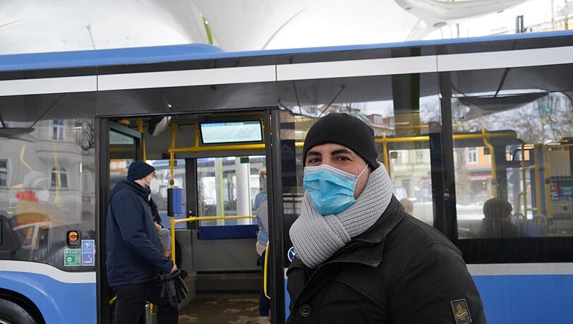 "Ach heute gilt das schon? Ich wusste das nicht", erklärt ein Fahrgast vorm Bus - darf aber noch mitfahren. Nicht ohne Ermahnung, allerdings. "Ach heute gilt das schon? Ich wusste das nicht", erklärt ein Fahrgast vorm Bus - darf aber noch mitfahren. Nicht ohne Ermahnung, allerdings.