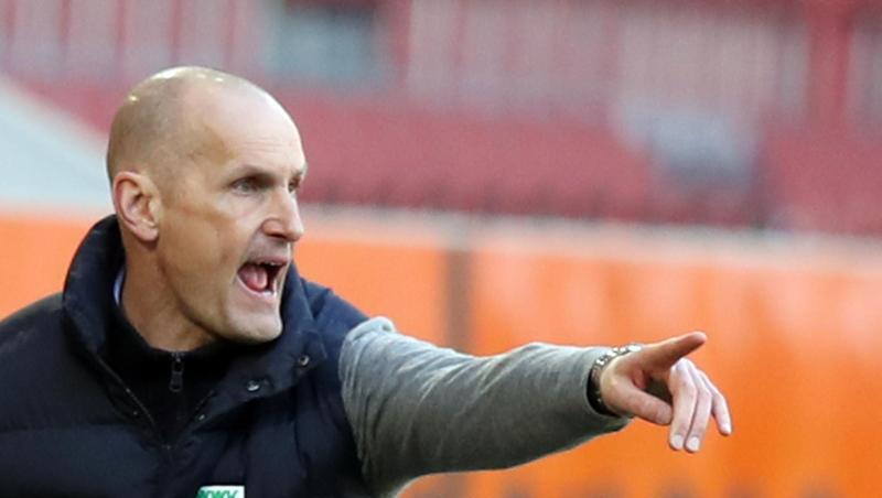 Augsburgs Trainer Heiko Herrlich gibt Anweisungen.