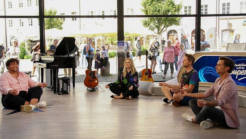 Noch laufen die "DSDS"-Castingfolgen: Arian Golic (l.) aus Buchen macht mit den Jurymitgliedern Ilse DeLange, Toby Gad (M.) und Florian Silbereisen Atemübungen.