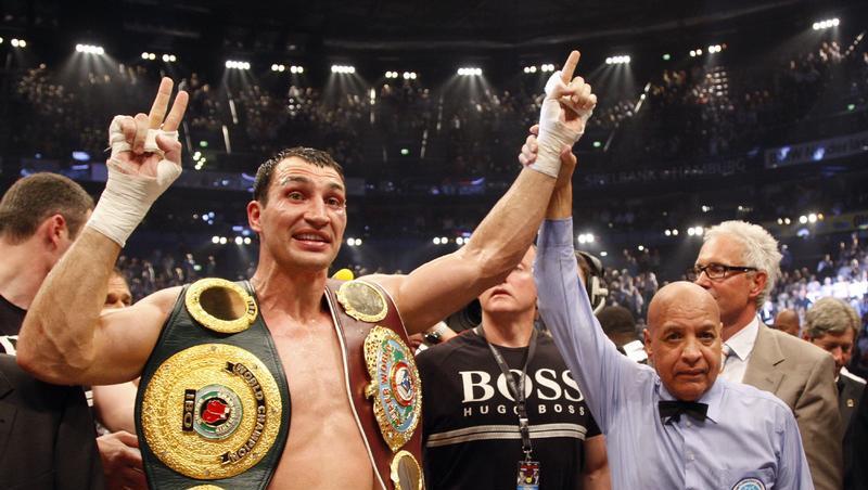Wladimir Klitschko wird vom Ringrichter zum Sieger erklärt. Wladimir Klitschko wird vom Ringrichter zum Sieger erklärt.