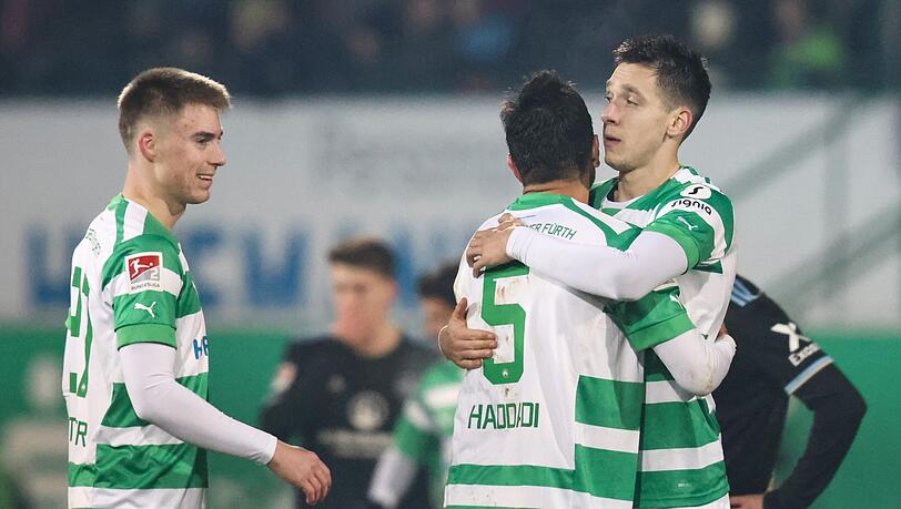 Die Fürther Gian-Luca Itter (l-r), Oussama Haddadi und Damian Michalski jubeln nach dem Abpfiff über den Sieg seiner Mannschaft.