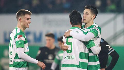 Die Fürther Gian-Luca Itter (l-r), Oussama Haddadi und Damian Michalski jubeln nach dem Abpfiff über den Sieg seiner Mannschaft.