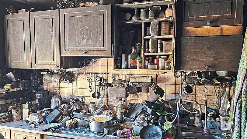 Was von der Küche nach dem Löscheinsatz übriggeblieben ist. Was von der Küche nach dem Löscheinsatz übriggeblieben ist.