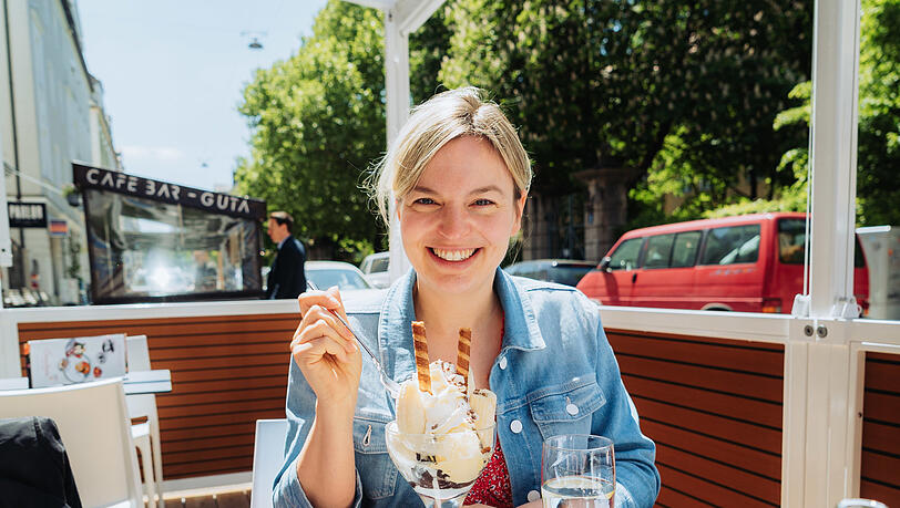 Im Sarcletti in der Nähe vom Rotkreuzplatz gönnt sich Katharina Schulze von den Grünen gerne einen Eisbecher.