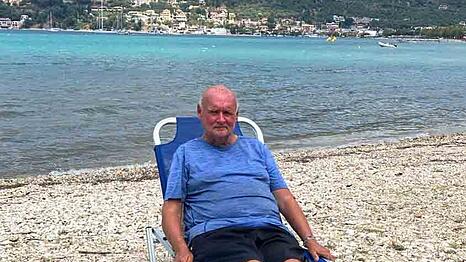 Ohne Dach über dem Kopf, ohne Hab und Gut: Klaus Rehbock hat nicht einmal mehr ein Bett. Nachts schläft er auf einer Liege am Strand in Griechenland.