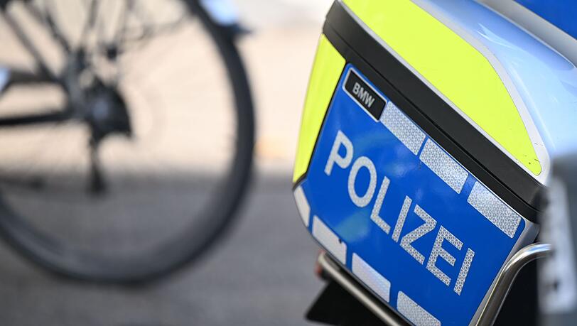 Der Fahrradfahrer stirbt an seinen Verletzungen - jetzt ermittelt die Polizei. (Symbolbild) Der Fahrradfahrer stirbt an seinen Verletzungen - jetzt ermittelt die Polizei. (Symbolbild)