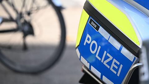 Der Fahrradfahrer stirbt an seinen Verletzungen - jetzt ermittelt die Polizei. (Symbolbild)