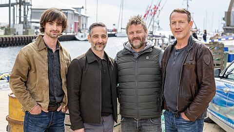Aaron Hilmer (l.) spielt in "Tatort: Schwere See" den &ouml;rtlichen Kollegen neben Denis Moschitto (2.v.l.) und Wotan Wilke M&ouml;hring (r.). Regie f&uuml;hrt Max Z&auml;hle.