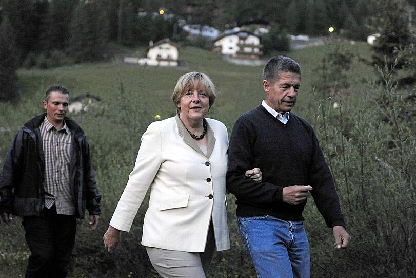 Für Angela Merkel gehts auch dieses Jahr wieder nach Südtirol. Mit ihrem Ehemann Joachim Sauer macht sich die Kanzlerin auf den Weg zu einem Vortrag von Reinhold Messner, der auch gerade in Südtirol unterwegs ist.
