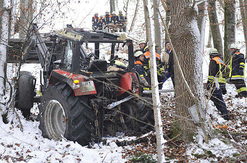 Ungefähr 200 Meter flußaufwärts der Mühltaler Floßlände kam der Traktor mitten am Isarhang zum Stehen.