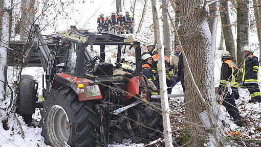 Ungefähr 200 Meter flußaufwärts der Mühltaler Floßlände kam der Traktor mitten am Isarhang zum Stehen. Ungefähr 200 Meter flußaufwärts der Mühltaler Floßlände kam der Traktor mitten am Isarhang zum Stehen.