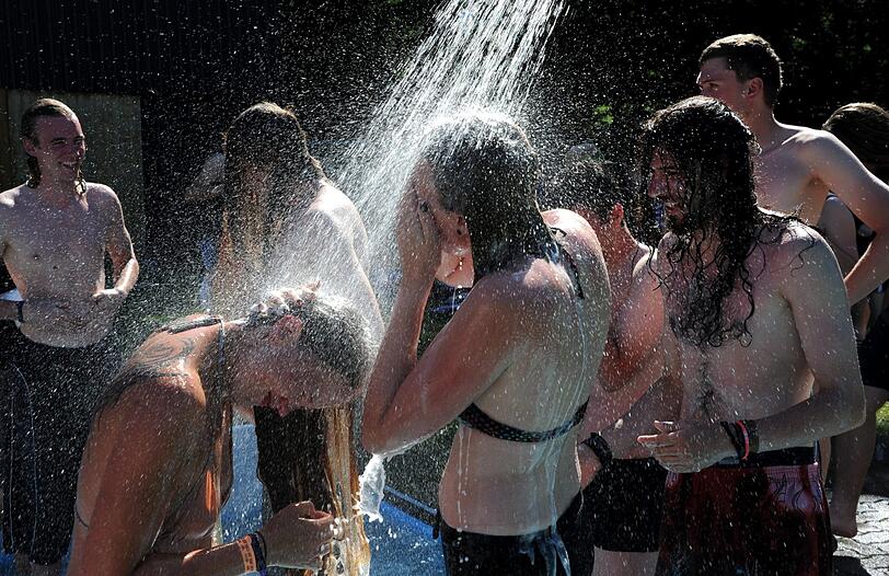 Wacken-Besucher auf der Sucher nach Erfrischung: Freibad oder Autowaschanlage - Hauptsache kühl!