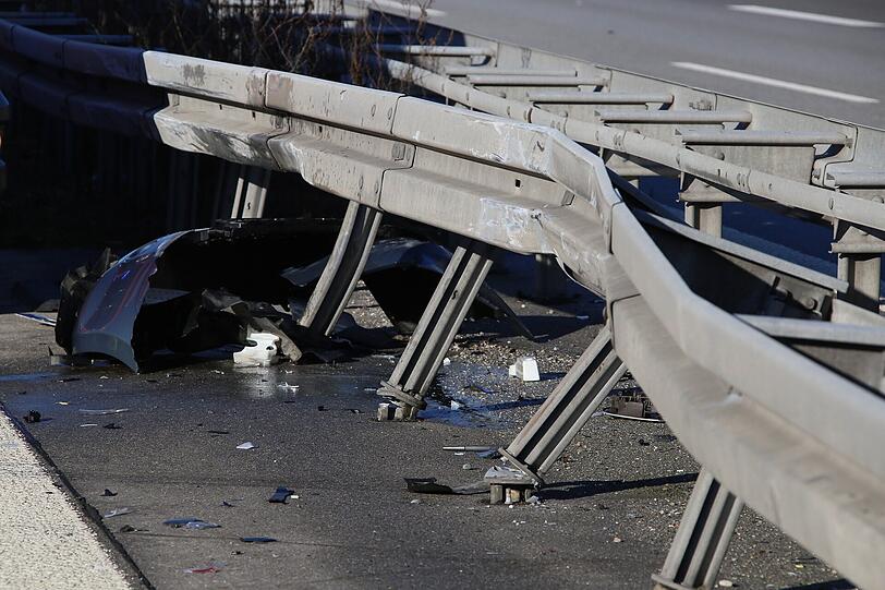 Bei dem schweren Unfall auf der A94 sind drei Autos involviert.