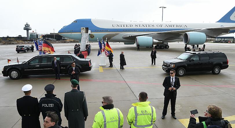 Der US-Präsident auf Deutschlandbesuch: Pünktlich um 12.40 Uhr setzt die Air Force One in Hannover auf. Die Bilder zum Durchklicken.