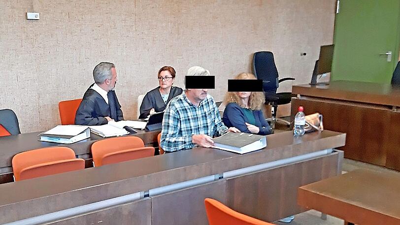 Die beiden Angeklagten vor dem Münchner Landgericht.