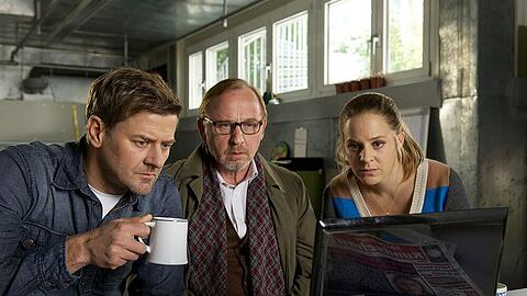 Durch eifrige Recherche kommen die Ermittler Harald Neuhauser (Marcus Mittermeier, v.l.), Ludwig Schaller (Alexander Held) und Angelika Flierl (Bernadette Heerwagen) Julias Vergangenheit auf die Spur