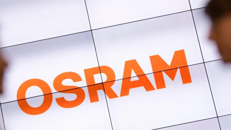 Zwei Frauen unterhalten vor einem über mehrere Monitore dargestellten Osram-Logo. Foto: Matthias Balk/dpa/Archivbild Zwei Frauen unterhalten vor einem über mehrere Monitore dargestellten Osram-Logo. Foto: Matthias Balk/dpa/Archivbild