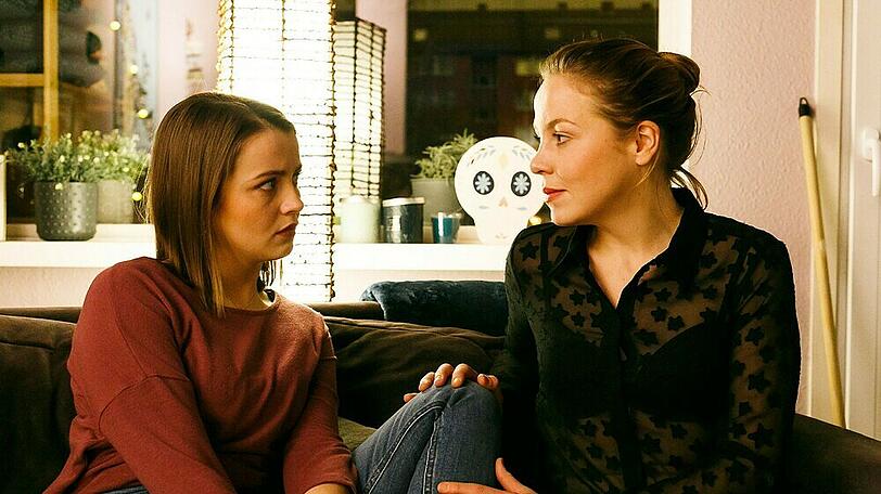 "Alles was zählt": Lucie (l.) ist überrascht, als Ina mit ihr ein ernstes Gespräch führen will
