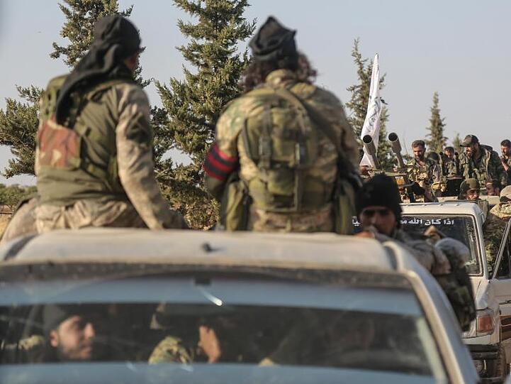 Von der Türkei unterstützte Rebellen der Syrischen Nationalarmee nahe der Grenze zwischen Syrien und der Türkei.